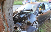 Mladý řidič havaroval u Mostkovic. Záchranáři ho museli převézt do nemocnice