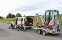 Dopadli dvojici prchající s ukradeným bagrem i elektrokoly. Zloděj měl větší náklad, než policisté čekali