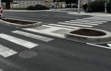 Překážka na trase nebo bezpečnostní bariéra? Nové ostrůvky mají chránit chodce i řidiče