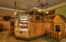 Otevřel kavárnu, protože neměl kam chodit. Dnes slaví s Liškou Bystrouškou úspěch