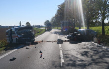 Auto se čelně srazilo se sanitkou. Dva lidi jsou zranění, pacienti vyvázli bez úhony