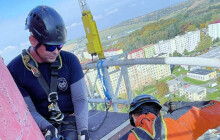 Hasiči-lezci cvičili na přerovském komíně. Během výcviku zároveň pomohli sokolům