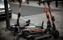 Starší muž nezvládl jízdu na koloběžce a skončil v nemocnici