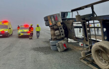 Na stavbě dálnice D55 u Kokor se převrátil kamion. Řidič skončil v nemocnici