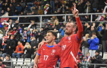 Demolice trpaslíka, Andrův stadion reprezentaci svědčil