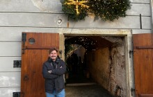 Vánoce mají být důvodem k setkání, říká Šimon Pelikán. Zve na náplavku i ke kapucínům