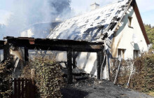 Požár rodinného domu na Šumpersku hasilo pět jednotek. Zranil se jeden člověk