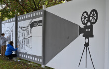 Děti proměnily zeď u letního kina v pás filmových příběhů. Město se pyšní muralem