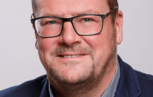 Kauzu údajného sexuálního nátlaku politika Dostála soud odročil na neurčito