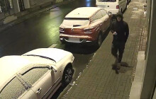 VIDEO: Neznámý vandal posprejoval zeď pivovaru. Policie pátrá po muži z nahrávky
