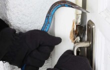 Mladý zloděj řádil na Jesenicku, nepohrdl ani křovinořezem