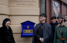 Prostějov má novou historickou schránku. Připomíná slavného rodáka