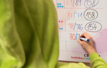 Highlighty týdne: Ocenění pro designérku, parkování na sídlištích a oblíbená jména na Olomoucku