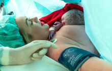 Bez odloučení hned po porodu. Olomouc umožňuje kontakt s dítětem i po císaři