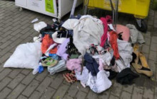 Darované oblečení končí v bahně. V Prostějově řádí nájezdníci u kontejnerů na textil