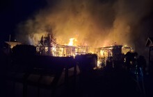 Požár chat na Přerovsku. Bouchla i propanbutanová lahev