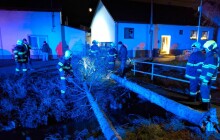 Silný vítr potrápil kraj, hasiči museli do akce