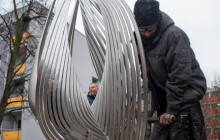 FOTO: Sochař Dostál má další dílo. Tentokrát ve fakultce