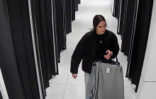 Krádež v olomouckém obchodním centru. Policie pátrá po ženě z kamerových záznamů