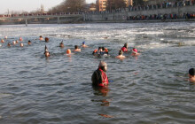 VIDEO: Jako Caesar, zlatá rybka nebo mořská panna. Otužilci se chystají do Bečvy