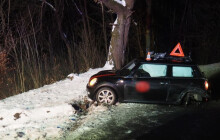 Řidič při předjíždění strhl řízení vpravo. Na Šumpersku se střetla tři vozidla