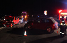 Nedržel se kraje a narazil do protijedoucího auta. Nehoda uzavřela I/46