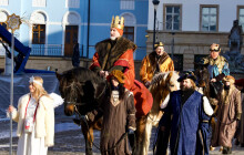 FOTOREPORT: Zpěv, koruny a kadidlo. Tři králové dorazili do Olomouce