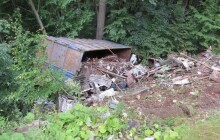 Řidič nákladního auta vyklopil v serpentinách pod Červenohorským sedlem kontejner se šrotem