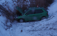 Seniorce se jízda vymkla kontrole. Auto skončilo mimo silnici na Šumpersku