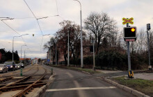 Vlaky stály. Auto uvízlo na přejezdu