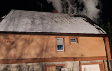 Hasiči zasahovali v Moravském Berouně. V hořícím domě se zranil jeho majitel