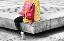 Žena se pokusila ukrást sportovní oblečení a batoh za téměř tři tisíce korun, zastavila ji ostraha