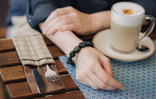 Postupně vyjídá olomoucké kavárny. Platit se jí ale nechce