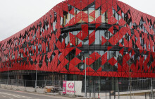 Stavba trvala skoro 30 měsíců. Červená budova na Hněvotínské je hotová