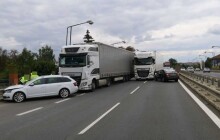 Řidič náklaďáku při přejíždění narazil do osobního auta a způsobil hromadnou dopravní nehodu, škoda je téměř půl milionu korun