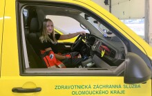 Setkávala jsem se s předsudky, teď bych ale neměnila, říká naše první řidička sanitky
