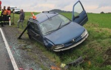 Mladá řidička nezvládla předjíždění náklaďáku a s autem skončila v příkopě