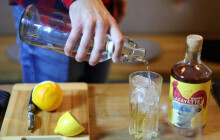 Nejen whisky, gin a likéry. TOSH svou nabídku rozšiřuje o koktejlový kurz