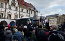 FOTO: Děláme to za banán a koláček, říká Posníková. Olomoučtí na Horním náměstí znovu demonstrují