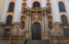 Zlaté obrazy zdobí kostel. Začíná postní doba