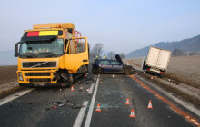 Náraz auto odhodil, před ním stál ale řidič. Muž nehodu nepřežil