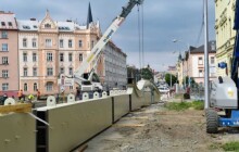 Stavbaři začnou nasouvat konstrukci druhé poloviny nového mostu na Masarykově třídě