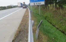 Policie hledá svědky dopravní nehody. Muž poničil svodidla a bez ohlášení z místa ujel