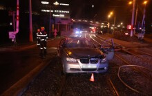 Auto v plamenech a alkohol v krvi. Řidička jízdu nezvládla