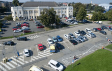 Muž začal útočit na neznámou ženu, která hledala parkovací místo