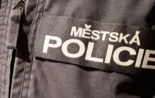 Napínavé chvíle na mostě. Strážníci zachránili ženu z ledové řeky