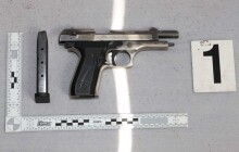 Pro rum šel na benzinku s pistolí. A sám se udal