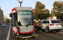 V Olomouci došlo ke střetu osobního vozidla s tramvají. Škoda šla do sta tisíců