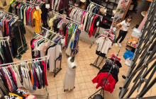 Dámy, je čas provětrat šatníky a udělat si radost! Jarní charitativní bazárek je tady