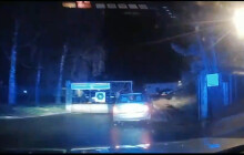 VIDEO: Opilý a zdrogovaný řidič ujížděl policii přes několik obcí. Zastavila ho až porucha auta